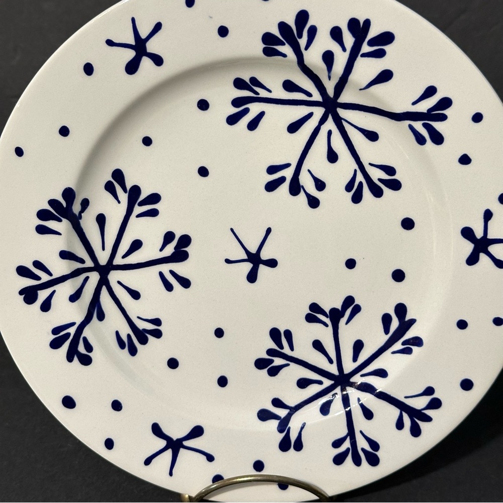 Set of 2 Blue & White Snowflakes Design Hand Painted In Italy 8.75" Salad Plates - Picture 10 of 14